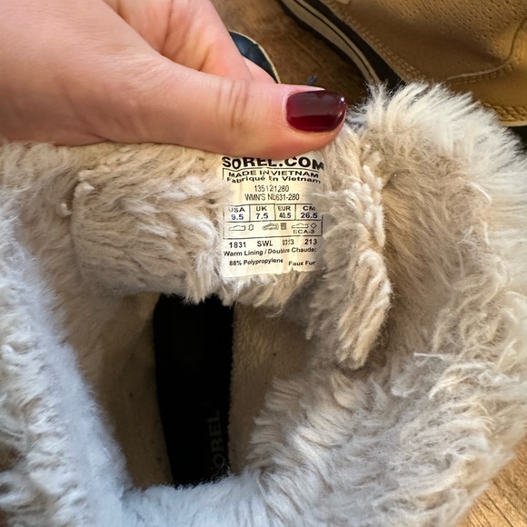 Women’s Sorel snow boots. Great condition! Size 9.5 - Picture 3 of 5